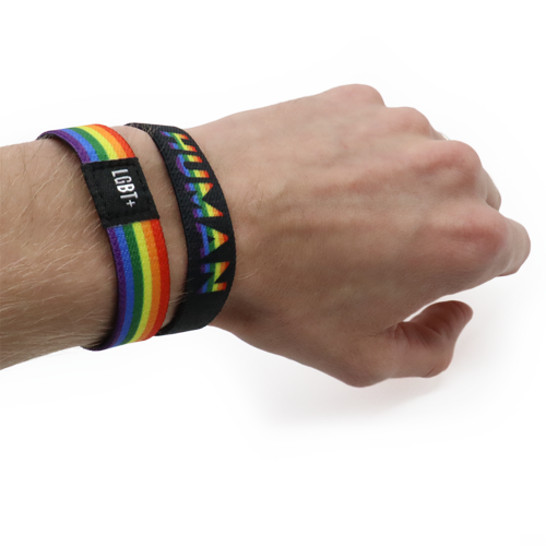 LGBT+ Armband Duo in beiden Varianten (Regenbogen + HUMAN) am Handgelenk