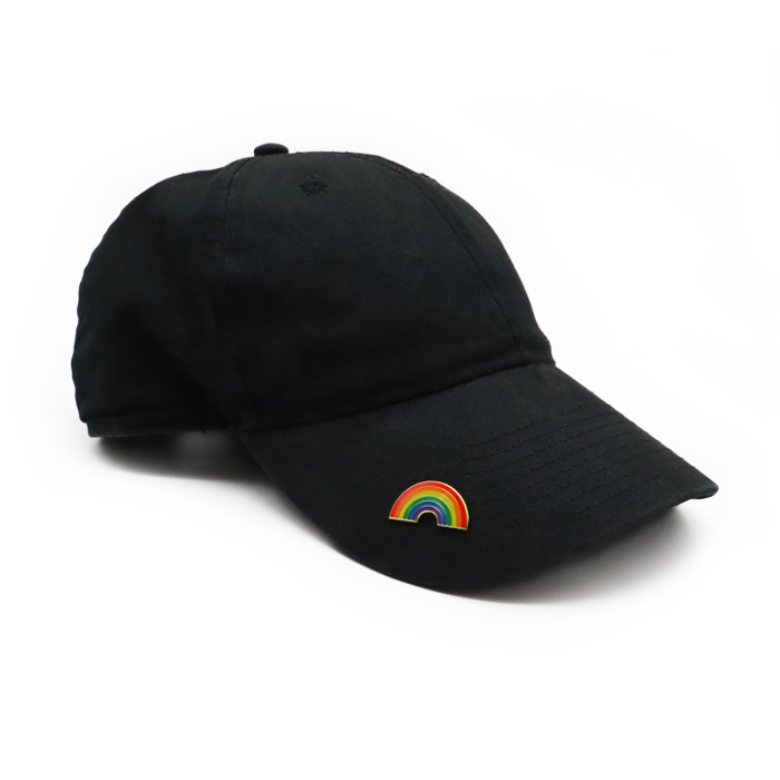 Klassischer Diversity Rainbow Pin an einem Basecap