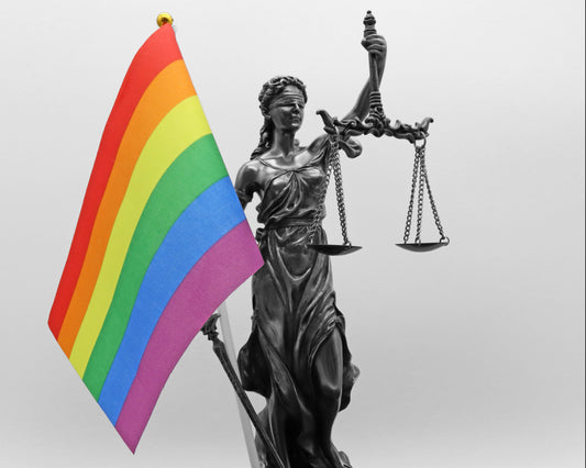 Justitia mit Pride-Flagge (Rainbow)