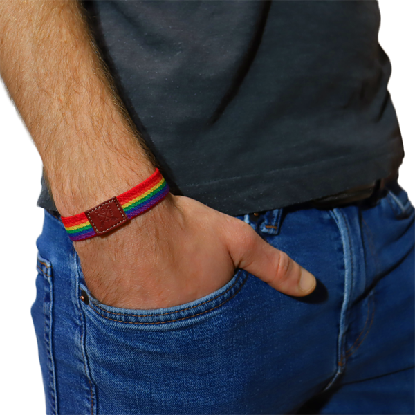 LGBT Pride-Armband (elastisch) kombiniert mit schwarzem T-Shirt und blauer Jeans